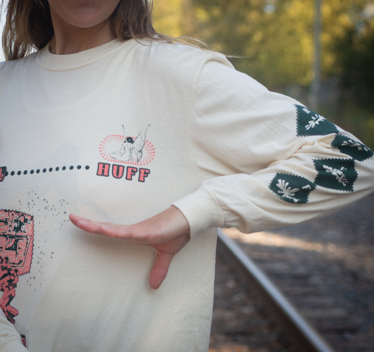 Chandail ivoire à manches longues sérigraphiée // Ivory two-tone silk-screened long sleeve shirt