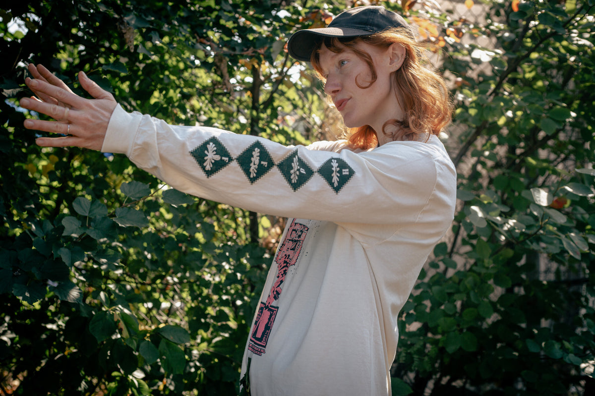 Chandail ivoire à manches longues sérigraphiée // Ivory two-tone silk-screened long sleeve shirt