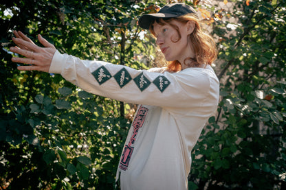 Chandail ivoire à manches longues sérigraphiée // Ivory two-tone silk-screened long sleeve shirt